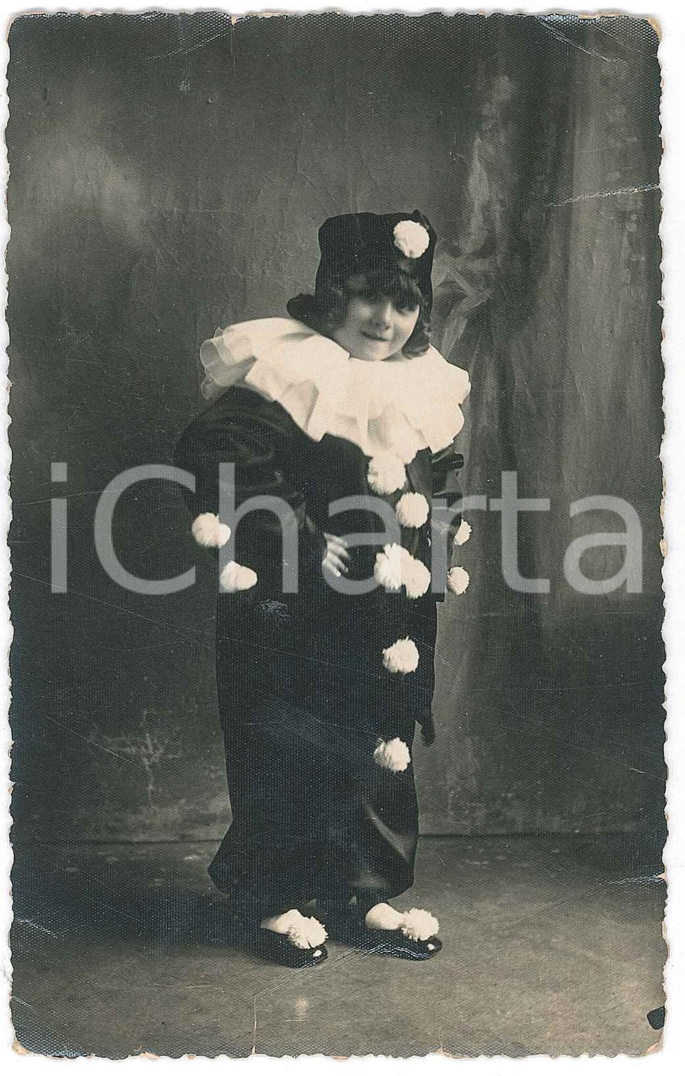 1930 ca ITALIA - CARNEVALE Bambino in costume da clown - Fotografia anonima 8x13  Fotografia d'epoca in formato cartolina postale. POOR/danneggiato Lievi smussature agli angoli, gualciture diffuse, residui di incollatura e abrasioni al verso Formato: 8x13 originale e autentica 1