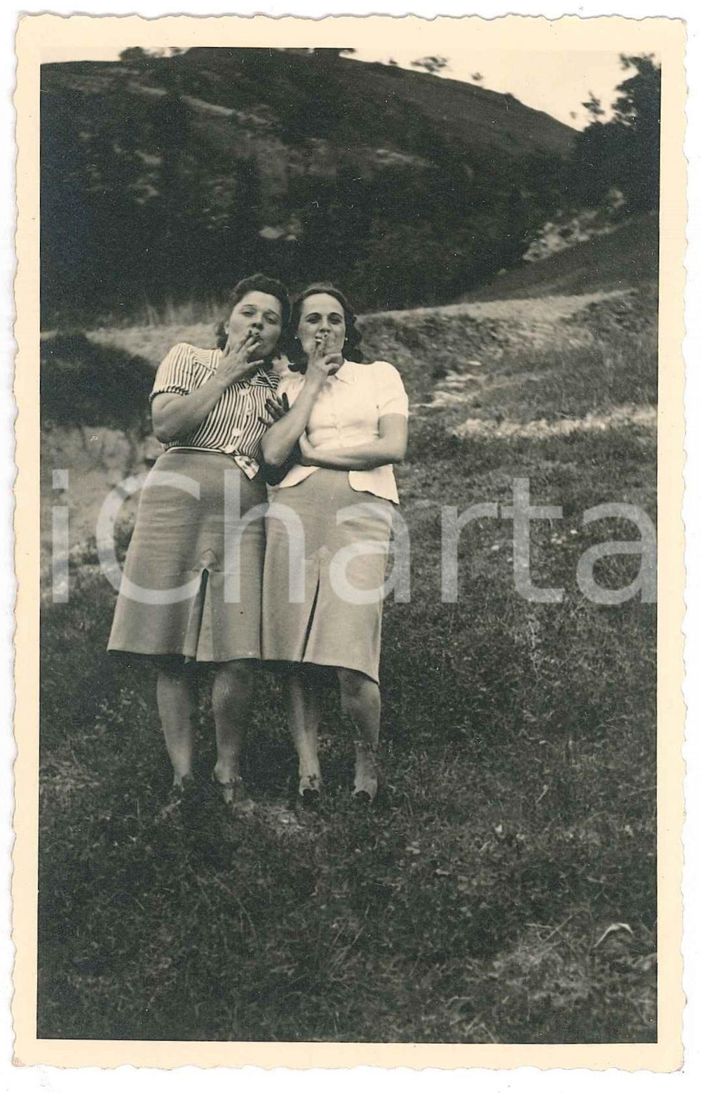1939 CAVATORE (AL) Due ragazze fumano sigarette - Fotografia anonima 8x13  Fotografia d'epoca in formato cartolina postale. FAIR/discreto Lievi smussature agli angoli Formato: 8x13 originale e autentica 1