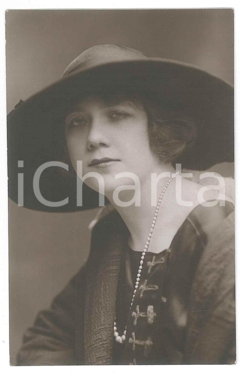 1915 ca ITALIA Donna con collana di perle - Ritratto - Fotografia anonima 8x13 Fotografia d'epoca in formato cartolina postale. FAIR/discreto Lievi smussature agli angoli Formato: 8x13cm originale e autentica 1