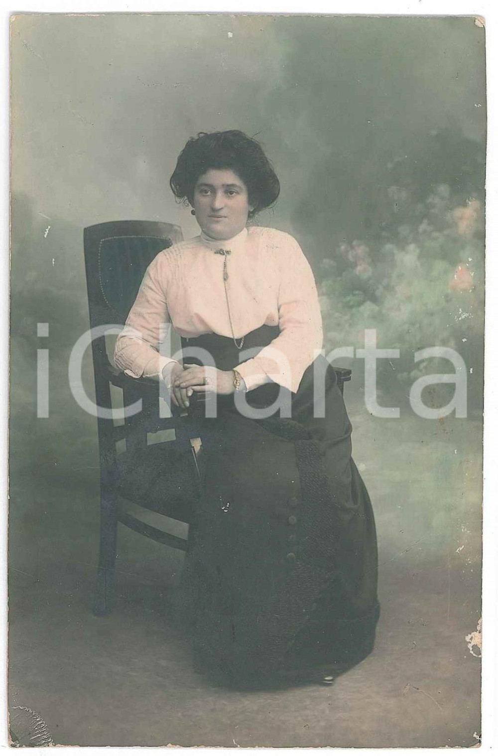 1920 ca MILANO Ritratto femminile - Fotografia A. CASIRAGHI 8x13 cm Fotografia d'epoca in formato cartolina postale. FAIR/discreto Lievi smussature agli angoli, piccole abrasioni ai margini Formato: 8x13cm originale e autentica 1