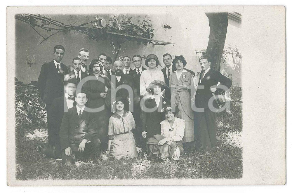 1920 ca ITALIA Studenti con professore - Fotografia anonima 13x8 cm (1)  Fotografia d'epoca in formato cartolina postale. FAIR/discreto Lievi smussature agli angoli, Formato: 8x13 originale e autentica 1