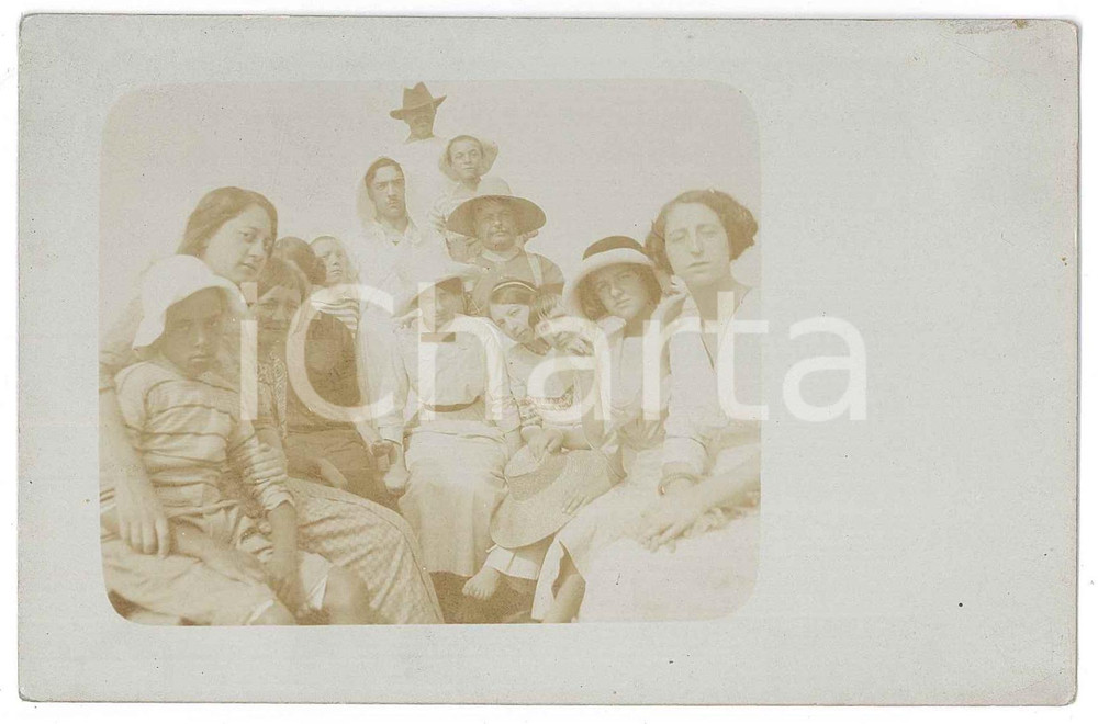 1910 ca ITALIA Foto di famiglia - Fotografia anonima 14x9 cm  Fotografia d'epoca. FAIR/discreto Lievi smussature agli angoli Formato: 14x9 originale e autentica 1