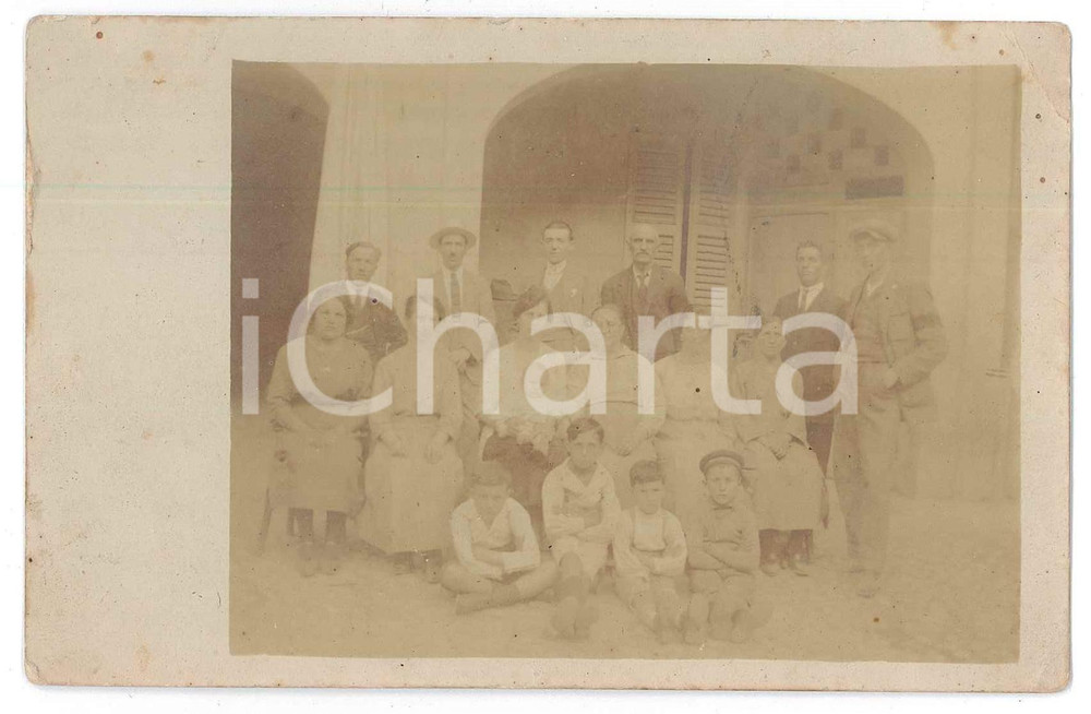 1920 ca ITALIA Famiglia ritratta in cascina - Fotografia anonima 13x8 cm  Fotografia d'epoca in formato cartolina postale. FAIR/discreto Lievi smussature e piegature agli angoli, bruniture Formato: 8x13 originale e autentica 1
