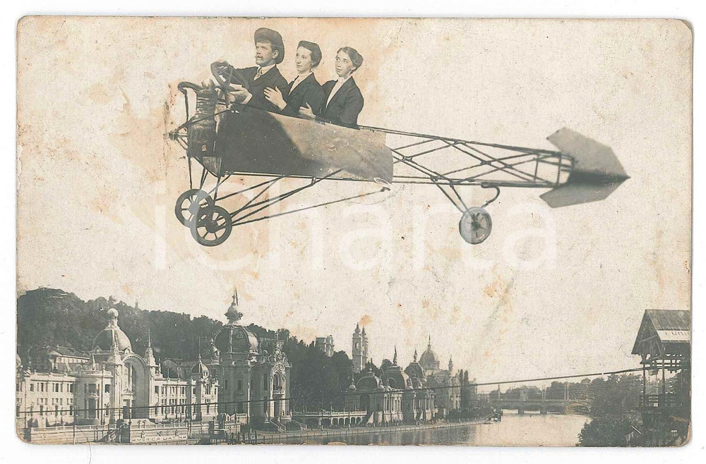 1911 TORINO Esposizione Internazionale - Amici su aereo FOTOMONTAGGIO Fotografia  Fotografia d'epoca in formato cartolina postale. FAIR/discreto Lievi smussature agli angoli, bruniture Formato: 14x9 originale e autentica 1