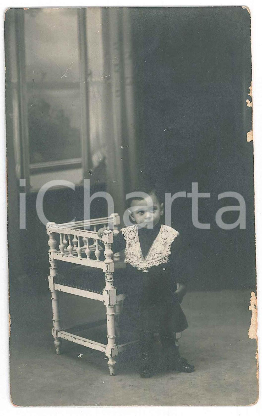 1920 ca BOLOGNA Bambino con colletto in pizzo - Fotografia T. PASQUINI 13x8 cm  Fotografia d'epoca in formato cartolina postale. POOR/danneggiato Lievi smussature e piegature agli angoli, abrasioni ai margini Formato: 8x13 originale e autentica 1