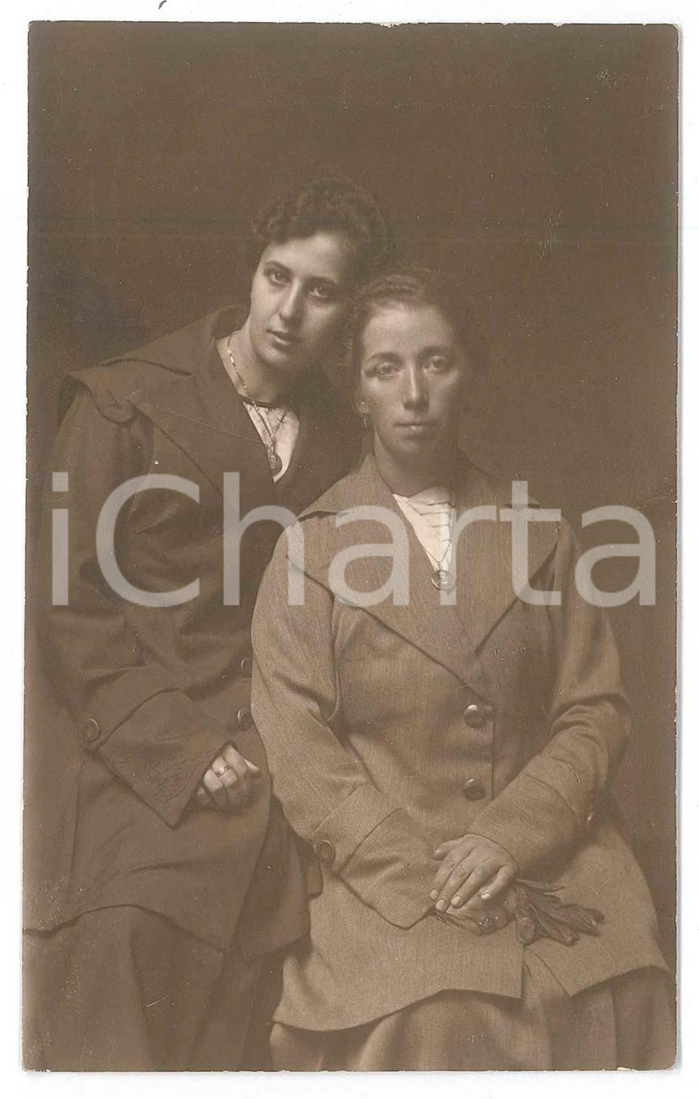 1920 ca VOGHERA Ritratto di due sorelle - Fotografia G. PINI 13x8 cm  Fotografia d'epoca in formato cartolina postale. FAIR/discreto Lievi smussature agli angoli Formato: 8x13 originale e autentica 1