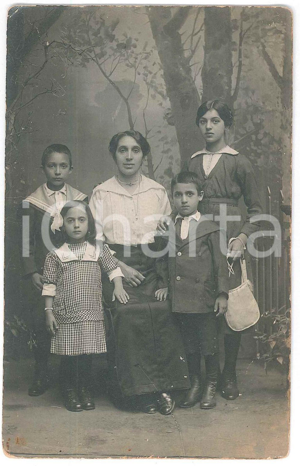 1935 ca ITALIA Madre e figli - Ritratto - Fotografia anonima 8x13 cm  Fotografia d'epoca in formato cartolina postale. FAIR/discreto Smussature  piegature agli angoli Formato: 8x13 originale e autentica 1