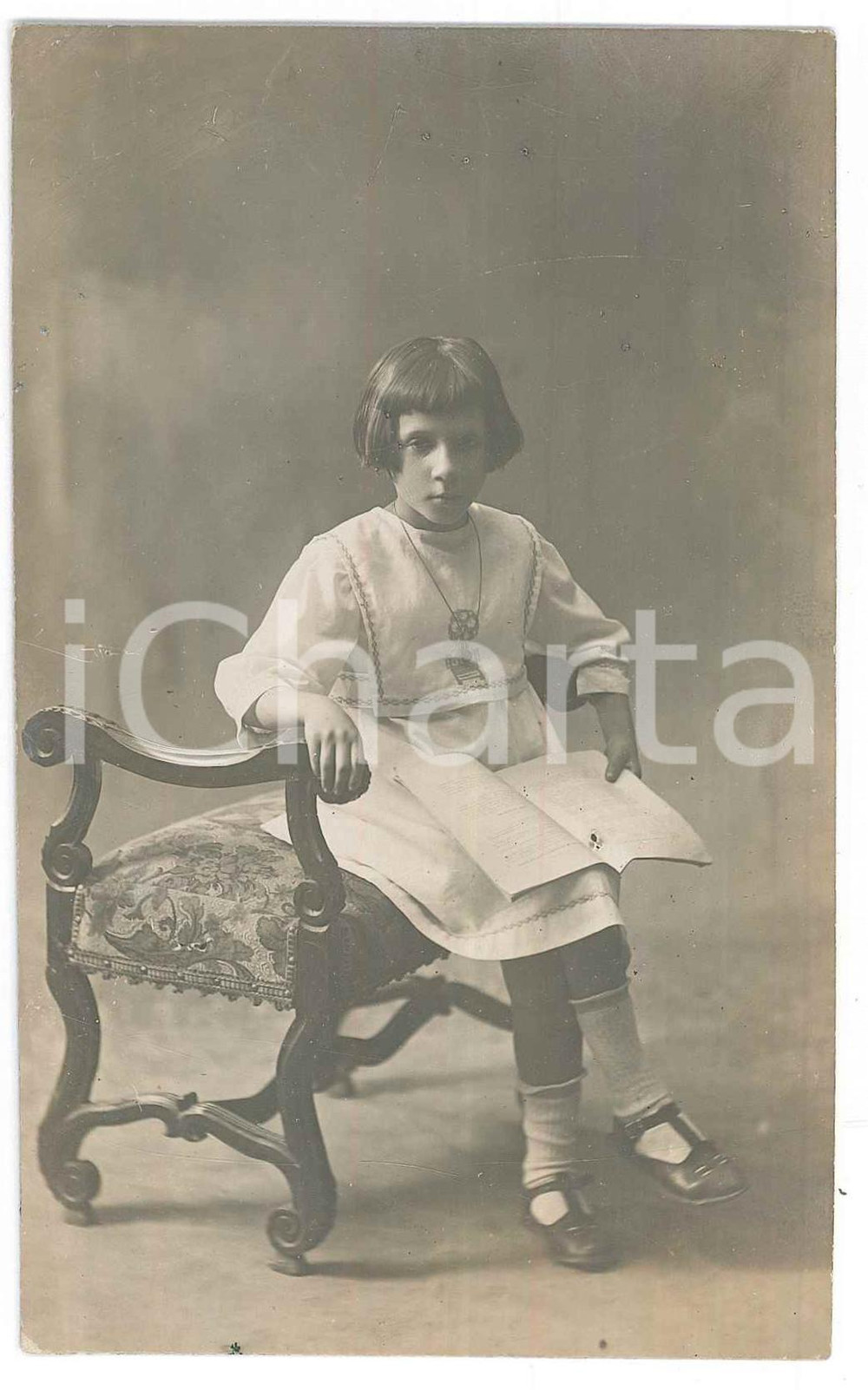1920 ca ITALIA Bambino con quaderno - Ritratto - Fotografia anonima 8x13 cm  Fotografia d'epoca in formato cartolina postale. FAIR/discreto Lievi smussature agli angoli, Formato: 8x13 originale e autentica 1