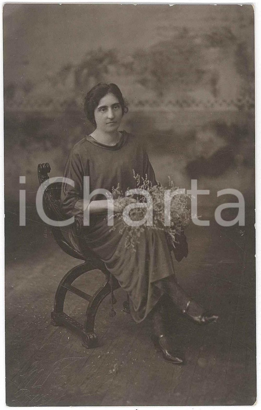 1920 ca ITALIA Donna con mazzo di fiori - Ritratto - Fotografia anonima 8x13 Fotografia d'epoca in formato cartolina postale. FAIR/discreto Lievi smussature agli angoli Formato: 8x13cm originale e autentica 1