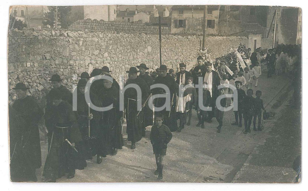 1920 ca ITALIA Processione religiosa con frati e preti - Fotografia anonima 13x8  Fotografia d'epoca in formato cartolina postale. FAIR/discreto Lievi smussature e piegature agli angoli Formato: 8x13 originale e autentica 1