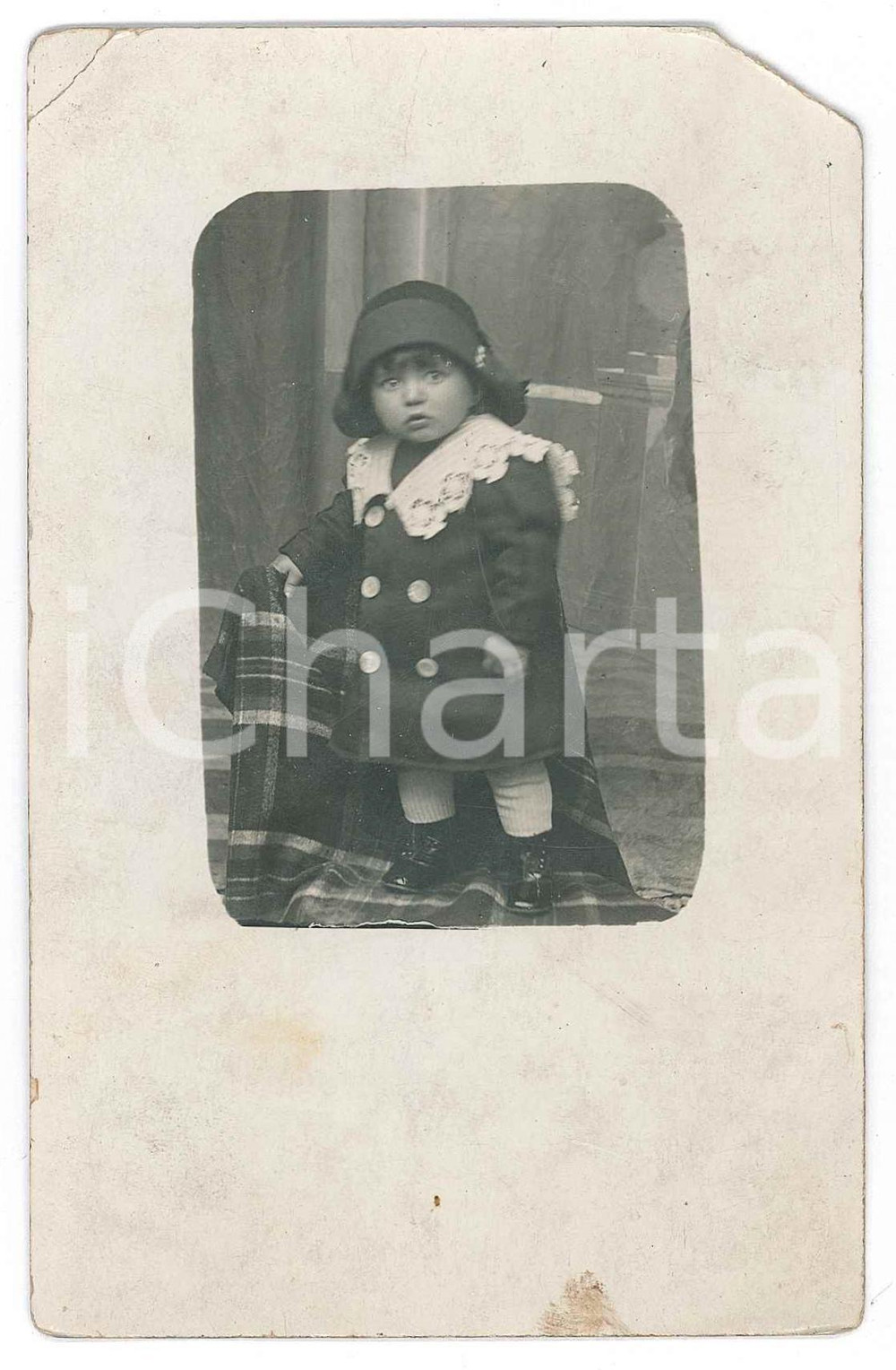 1930 ca ITALIA Bambina con cappello e colletto in pizzo Fotografia anonima 8x13  Fotografia d'epoca in formato cartolina postale. FAIR/discreto Lievi smussature agli angoli, angolo superiore destro mancante, aloni Formato: 8x13 originale e autentica 1