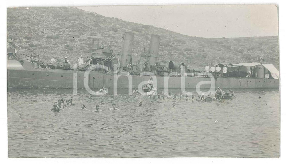 1915 ca REGIA MARINA MILITARE Marinai in mare durante una pausa - Foto 12x7 cm  Fotografia d'epoca. POOR/danneggiato Lievi smussature agli angoli, residui di incollatura al verso, piegature all'angolo inferiore sinistro Formato: 12x7 originale e autentica 1