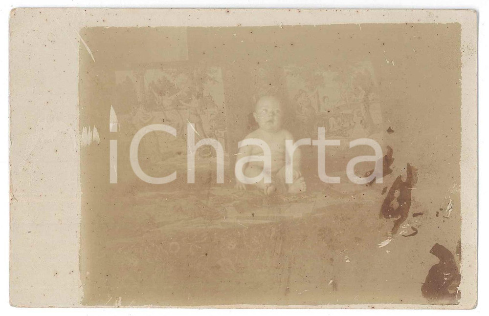 1910 ca ITALIA Neonato in posa su divano - Fotografia anonima 14x9 cm (1) Fotografia in formato cartolina postale, non viaggiata. VERY POOR/gravemente danneggiato Lievi smussature agli angoli, estese macchie al recto Formato: FP originale e autentica 1