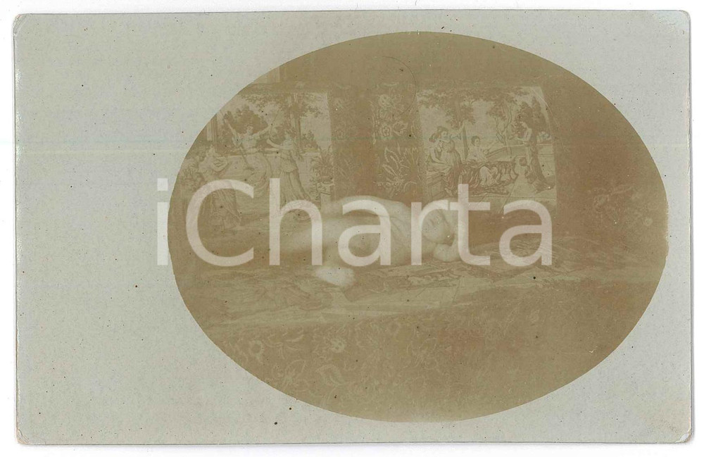 1910 ca ITALIA Neonato in posa su divano - Fotografia anonima 14x9 cm Fotografia in formato cartolina postale, non viaggiata. FAIR/discreto Lievi smussature agli angoli Formato: FP originale e autentica 1