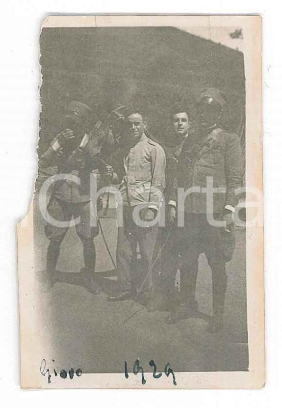 1929 CAMPO DI GIOVO - REGIO ESERCITO Soldati con cavallo - Fotografia 4x6 cm  Fotografia d'epoca. VERY POOR/gravemente danneggiato Lievi smussature agli angoli, estesa mancanza al margine sinistro, nastro adesivo al margine superiore Formato: 6x4 originale e autentica 1