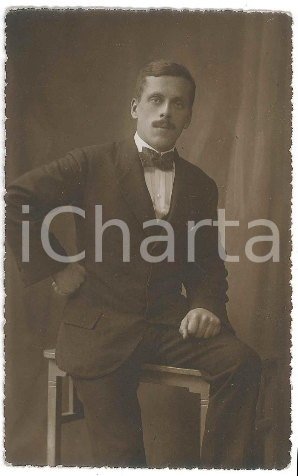 1920 ca ITALIA Ritratto di uomo con papillon - Fotografia anonima 8x13 cm  Fotografia d'epoca in formato cartolina postale. FAIR/discreto Lievi smussature agli angoli Formato: 8x13 originale e autentica 1