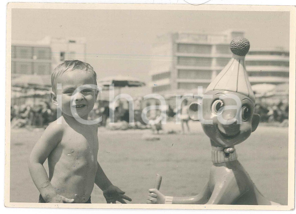 1950 ca RIVIERA ROMAGNOLA Bambino gioca con pupazzo di PINOCCHIO Foto anonima  Fotografia d'epoca.FOTOGRAFO: Foto Umberto - Meldola FAIR/discreto Lievi smussature e piegature agli angoli Formato: 14x10 originale e autentica 1