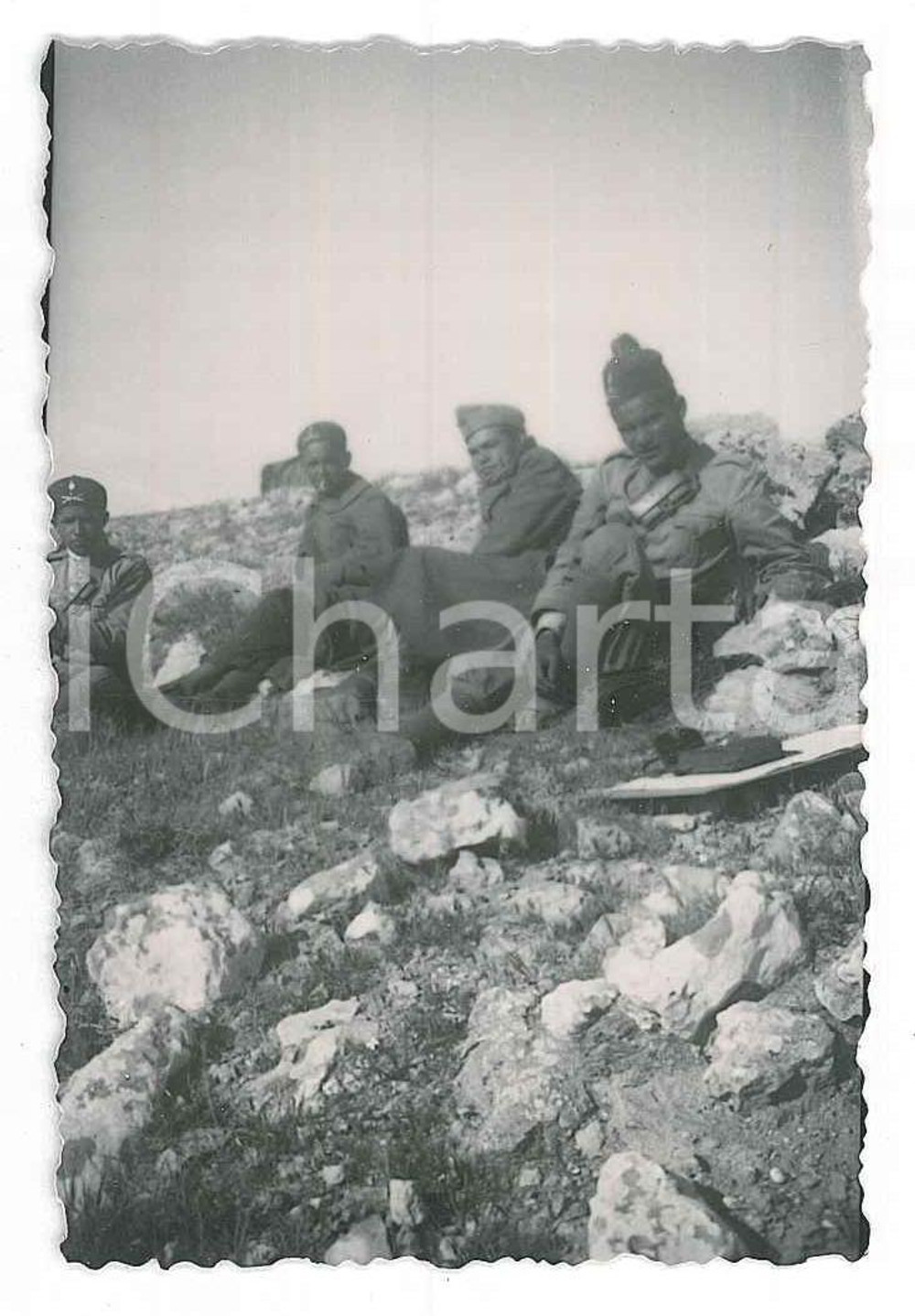 1920 ca ITALIA - REGIO ESERCITO Soldati a riposo - Fotografia anonima 5x8 cm  Fotografia d'epoca. FAIR/discreto Lievi smussature agli angoli Formato: 5x8 originale e autentica 1
