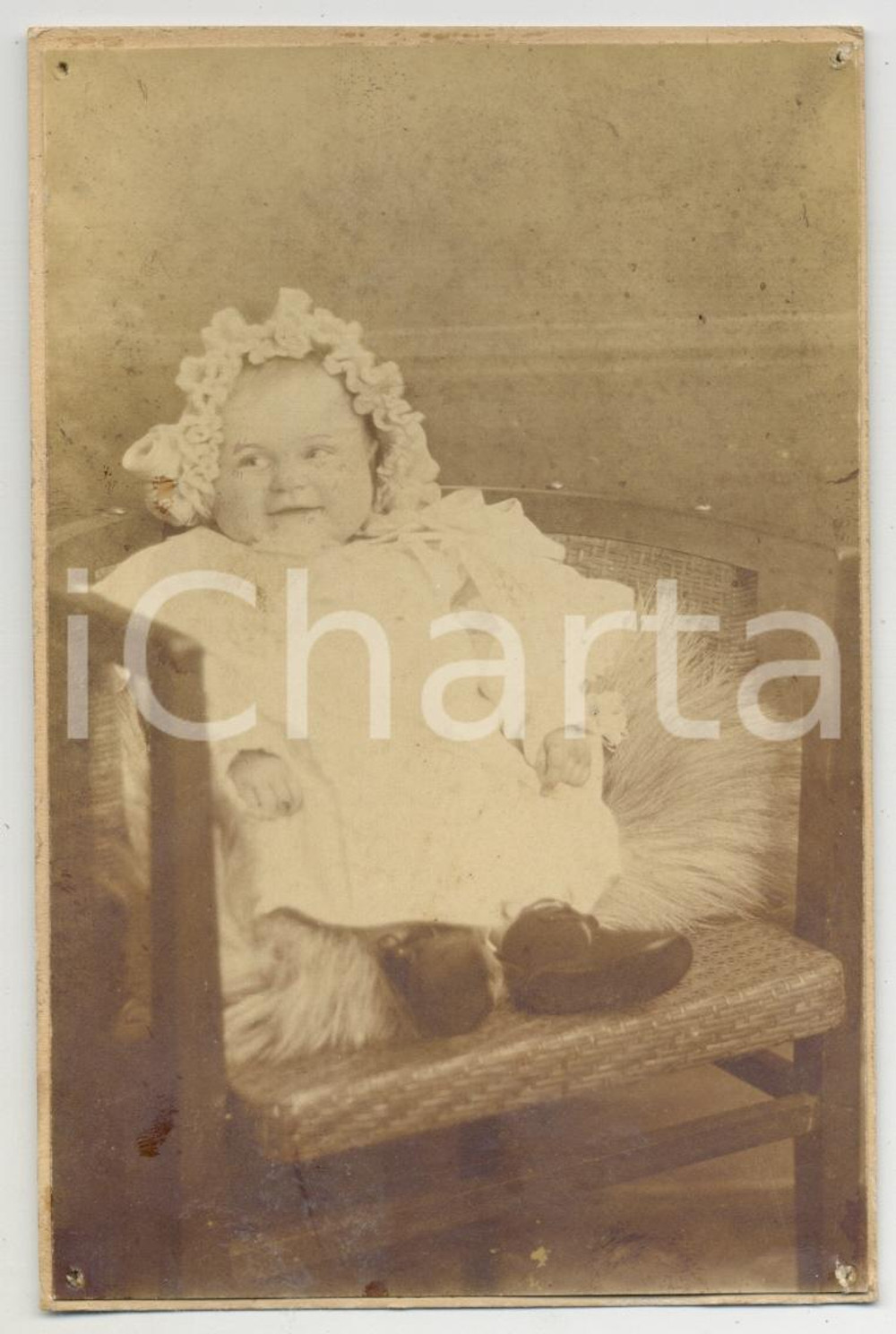 1900 ca ITALIA Ritratto di un neonato su una sedia - Fotografia anonima 9x14 cm Fotografia d'epoca. POOR/danneggiato Forellini da affissione, residui di incollatura al verso Formato: 9x14 originale e autentica 1