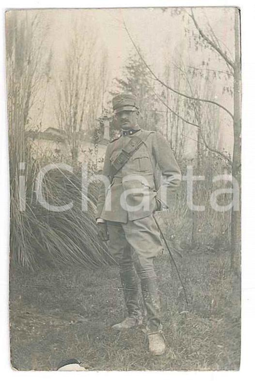 1920 ca ITALIA REGIO ESERCITO Ritratto di un ufficiale - Fotografia anonima 6x4  Fotografia d'epoca. FAIR/discreto Lievi smussature agli angoli, difetto di stampa al margine inferiore Formato: 6x4 originale e autentica 1