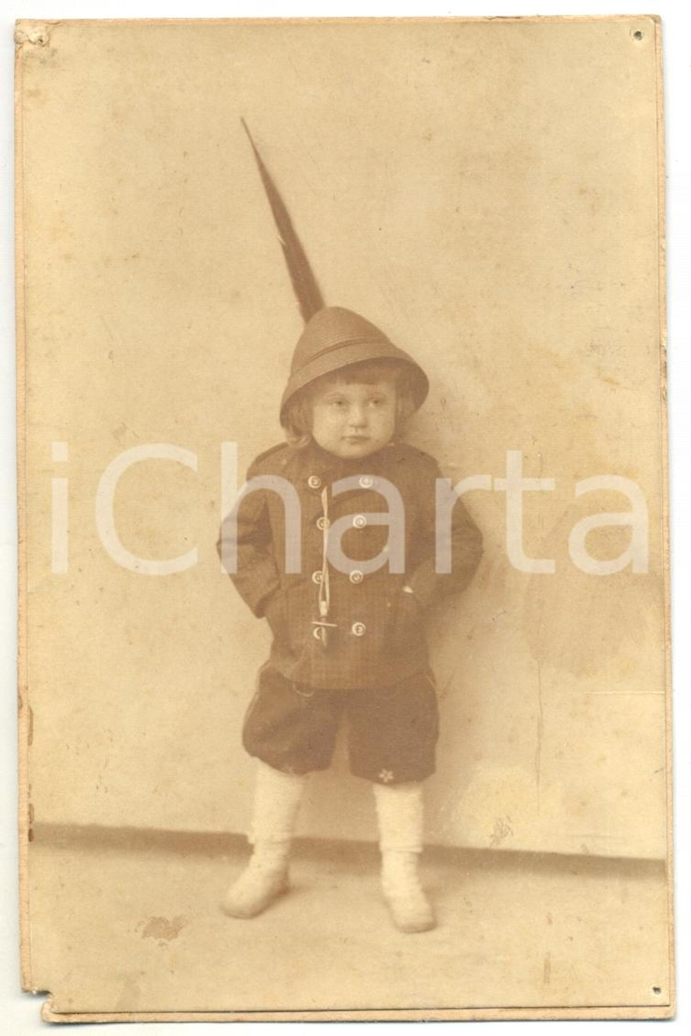 1900 ca ITALIA Piccolo alpino in posa - Fotografia anonima 9x14 cm Fotografia d'epoca. POOR/danneggiato Forellini da affissione, mancanze agli angoli di sinistra, residui di incollatura al verso Formato: 9x14 originale e autentica 1