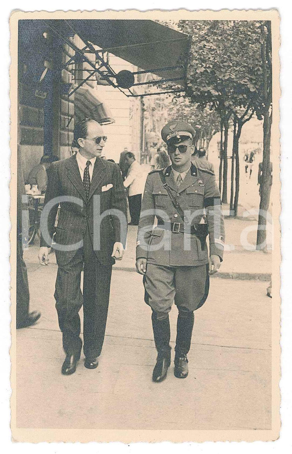 1955 ca ESERCITO ITALIANO Tenente in una via cittadini - Foto ANONIMA 8x13 cm Fotografia d'epoca in formato cartolina postale. Non viaggiata. POOR/danneggiato Lievi smussature agli angoli, esteso residuo di incollatura al verso Formato: 8x13 originale e autentica 1