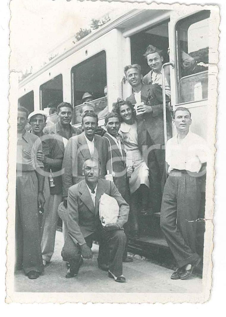 1950 ca BRESCIA Saluti davanti al treno - Fotografia A. MOSCARDELLI 6x8 cm  Fotografia d'epoca. POOR/danneggiato Lievi smussature agli angoli, strappi al margine destro Formato: 6x8 originale e autentica 1