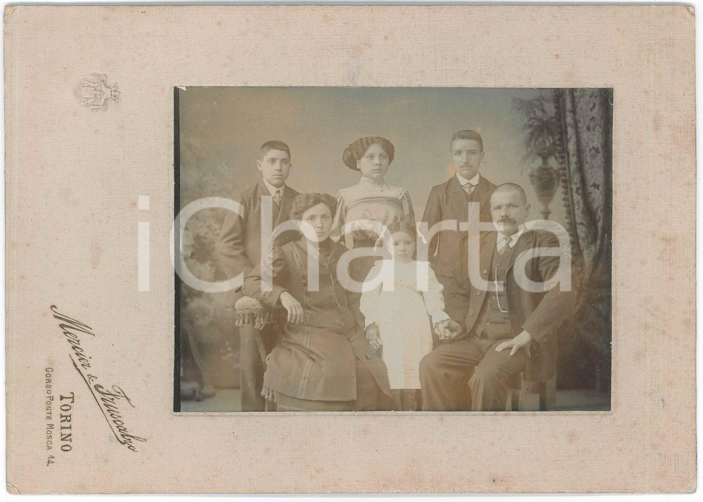 1910 ca TORINO Ritratto di famiglia con quattro figli - Foto MERCIER & FRUSCALZO Fotografia originale d'epoca, montata su cartoncino rigido.FOTOGRAFO: Torino - Mercier &amp; Fruscalzo, corso Ponte Mosca 14 FAIR/discreto lievi aloni Formato: 24x17 cm originale e autentica 1