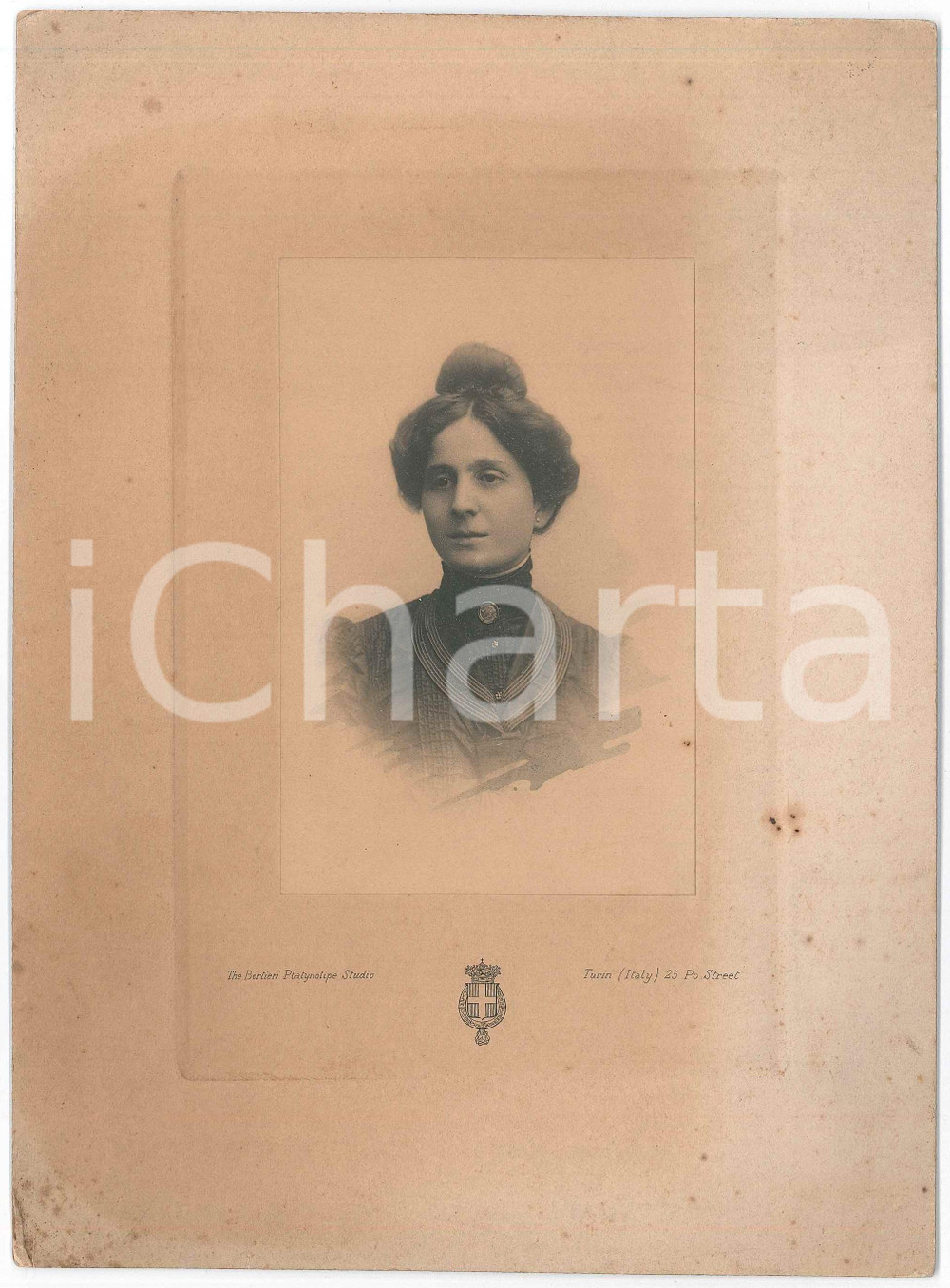 1910 ca TORINO Ritratto di Virginia SPAGNESI - Foto BERTIERI 16x22 cm Fotografia originale d'epoca, montata su cartoncino rigido.FOTOGRAFO: Torino - Bertieri, via Po 25 FAIR/discreto fioriture; lieve ingiallimento laterale Formato: 16x22 cm originale e autentica 1