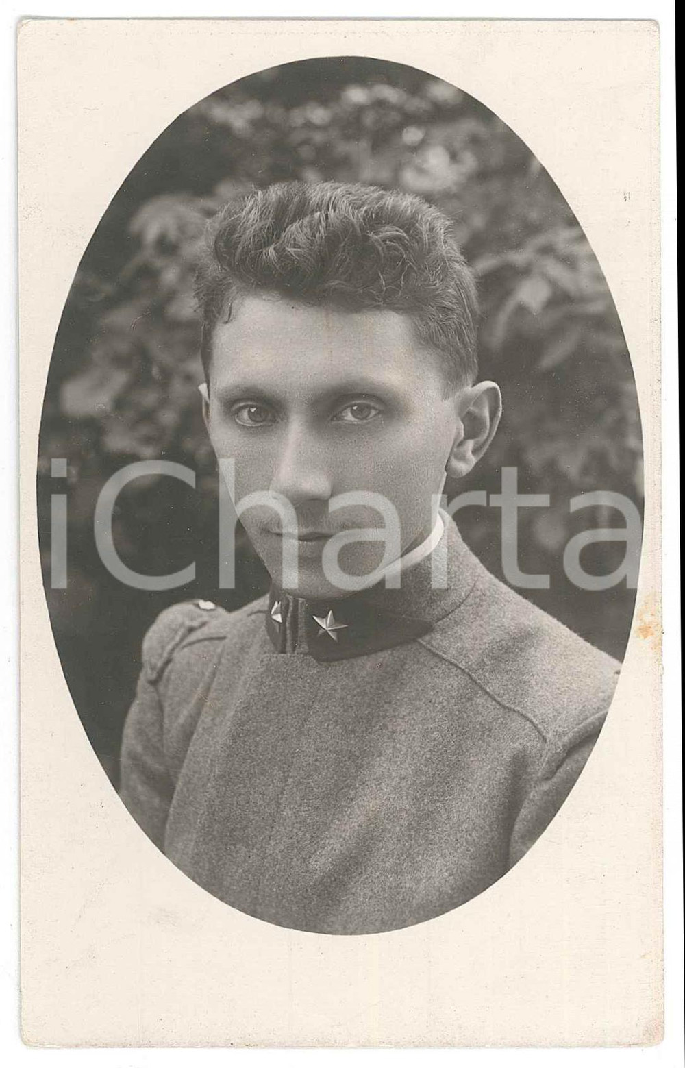 1920 ca ITALIA - REGIO ESERCITO Ritratto di un soldato - Fotografia anonima 8x14  Fotografia d'epoca in formato cartolina postale. FAIR/discreto Lievi smussature agli angoli Formato: 8x14 originale e autentica 1