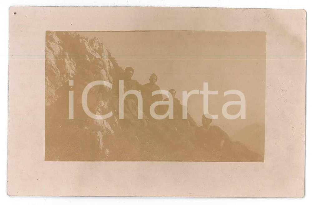 1920 ca ITALIA - ALPINI (?) Soldati a riposo in montagna - Fotografia anonima  Fotografia d'epoca in formato cartolina postale. FAIR/discreto Lievi smussature agli angoli Formato: 8x14 originale e autentica 1