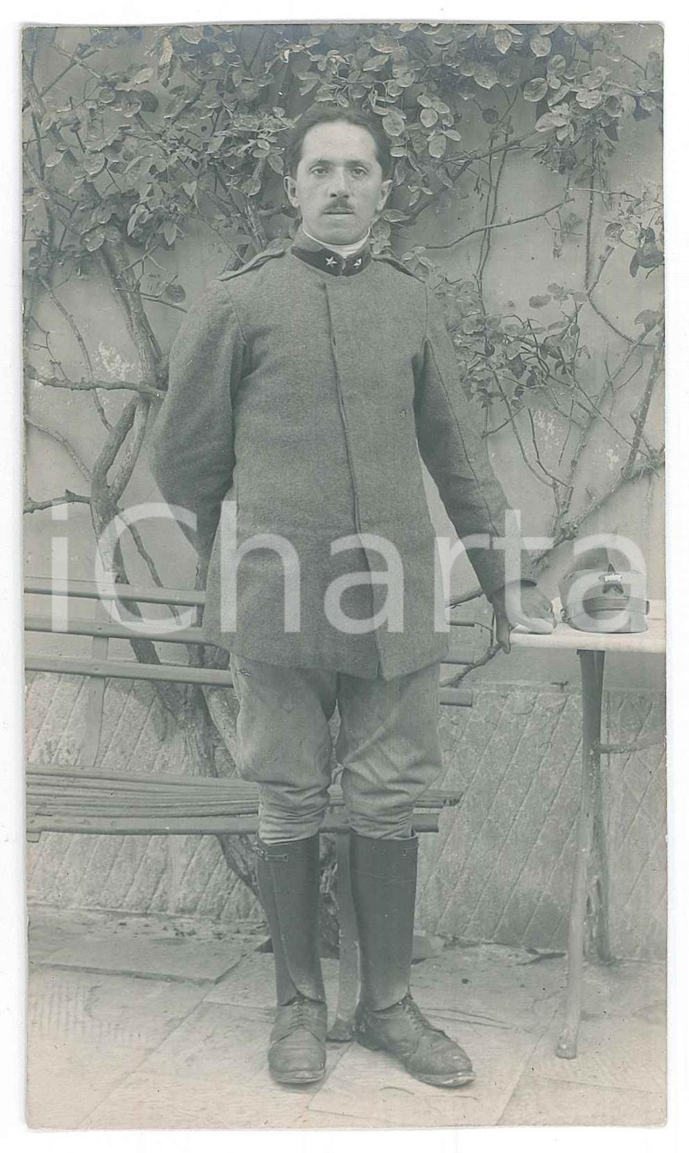 1917 ITALIA - ZONA DI GUERRA Ritratto di un soldato ^Fotografia anonima 8x14  Fotografia d'epoca in formato cartolina postale. FAIR/discreto Lievi smussature agli angoli Formato: 8x14 originale e autentica 1