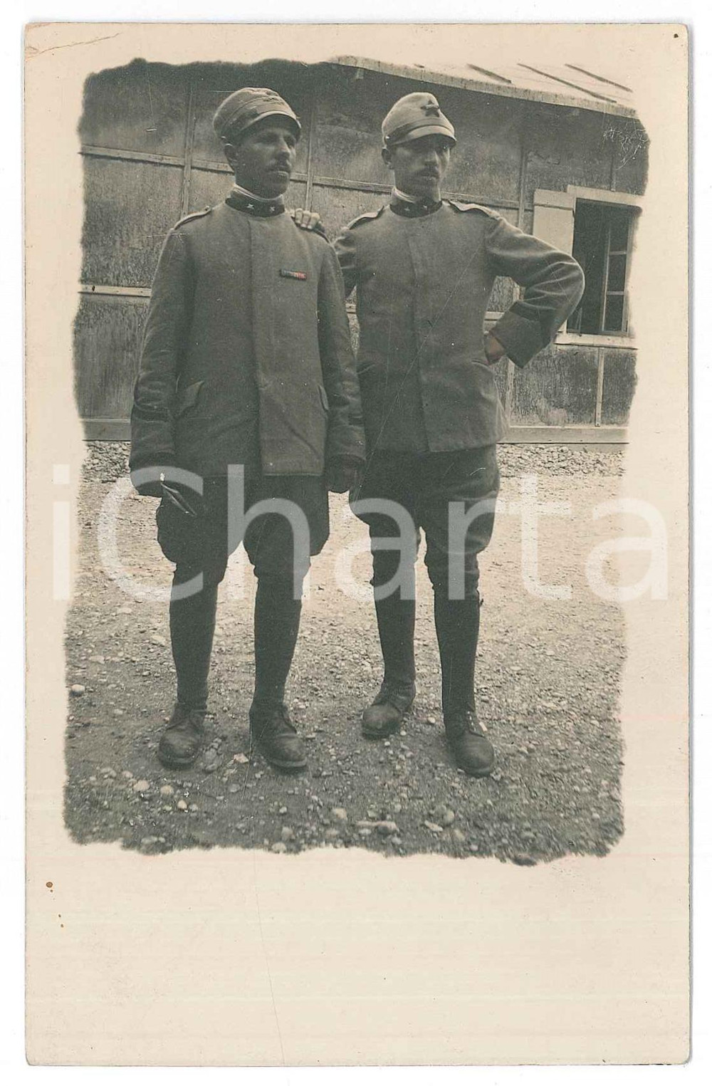 1917 ITALIA - ZONA DI GUERRA Ritratto di due soldati - Fotografia anonima 8x14  Fotografia d'epoca in formato cartolina postale. FAIR/discreto Lievi smussature agli angoli Formato: 8x14 originale e autentica 1