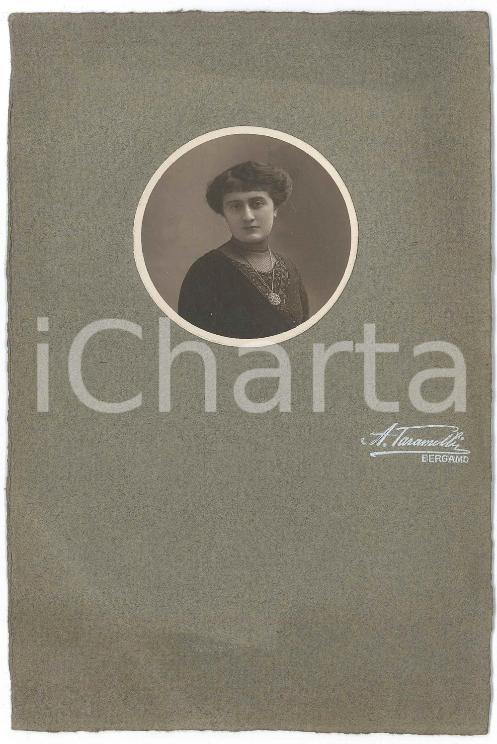 1912 BERGAMO Ritratto di donna con medaglione al collo - Foto TARAMELLI 14x21 cm Fotografia originale d'epoca, montata su cartoncino morbido.  GOOD/buono  Formato: 14x21 cm originale e autentica 1