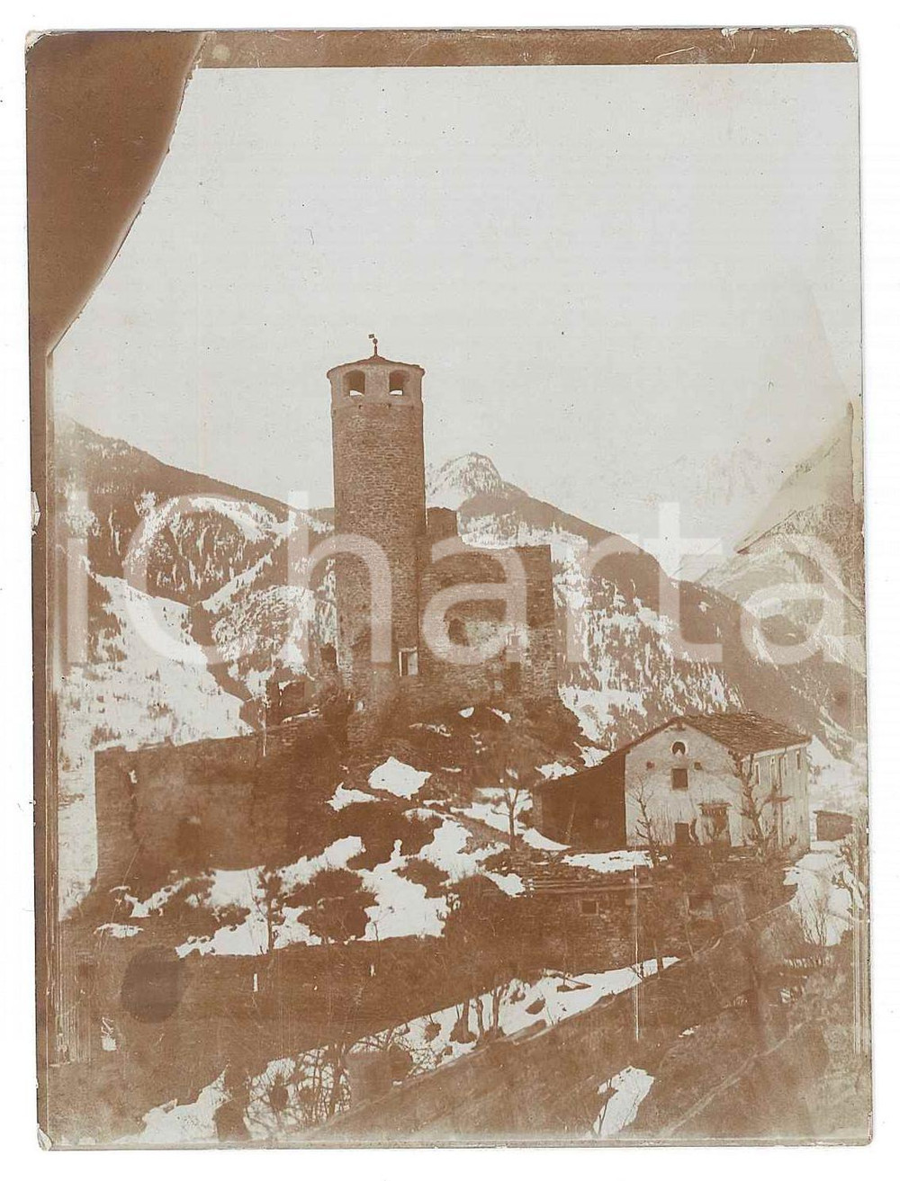 1915 ca ITALIA Paesaggio innevato con torre e caseggiato - Foto 9x12 cm Fotografia d'epoca.  POOR/danneggiato Piegature agli angoli, sbrecciature Formato: 9x12 cm originale e autentica 1