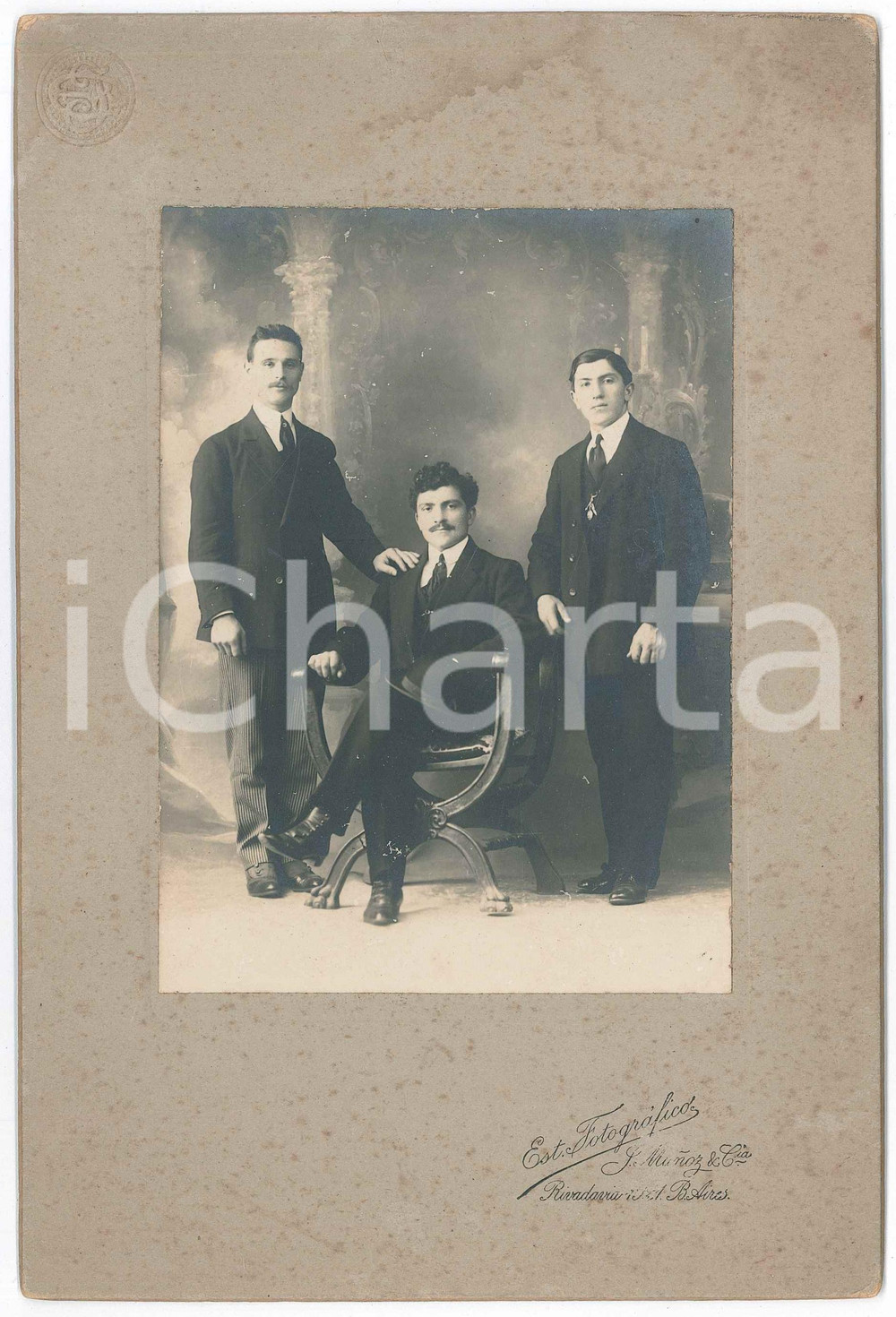 1910 ca BUENOS AIRES (ARGENTINA) Ritratto di tre fratelli - Foto MUÑOZ 15x23 cm Fotografia originale d'epoca, montata su cartoncino rigido.  FAIR/discreto lievi fioriture e tracce di umidità Formato: 15x23 cm originale e autentica 1