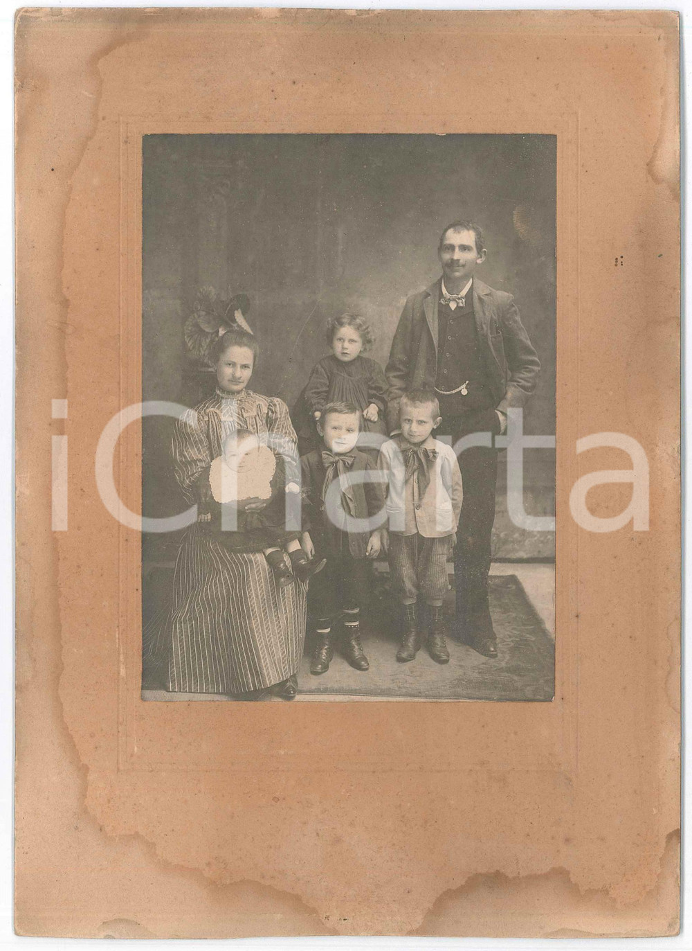 1910 ca ITALIA Ritratto di famiglia con quattro figli - Foto VINTAGE 16x23 cm Fotografia originale d'epoca, montata su cartoncino rigido.  VERY POOR/gravemente danneggiato danni da umidità; vasto residuo cartaceo al verso Formato: 16x23 cm originale e autentica 1