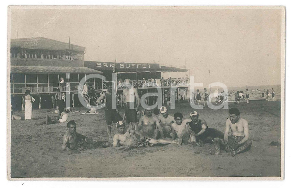 1925 ca ITALIA Riviera ADRIATICA - Bagnanti in spiaggia - Foto cartolina Fotografia originale d'epoca, in formato cartolina postale.     FAIR/discreto piccola piegatura angolare FORMATO: 14x9 cm originale e autentica 1
