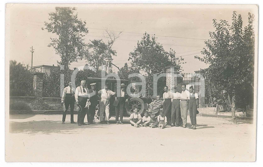 1925 ca ITALIA Ritratto di gruppo con bambini e automobile *Fotografia anonima Fotografia originale d'epoca, in formato cartolina postale.     GOOD/buono ma piccola piegatura angolare Formato: 14x9 cm originale e autentica 1