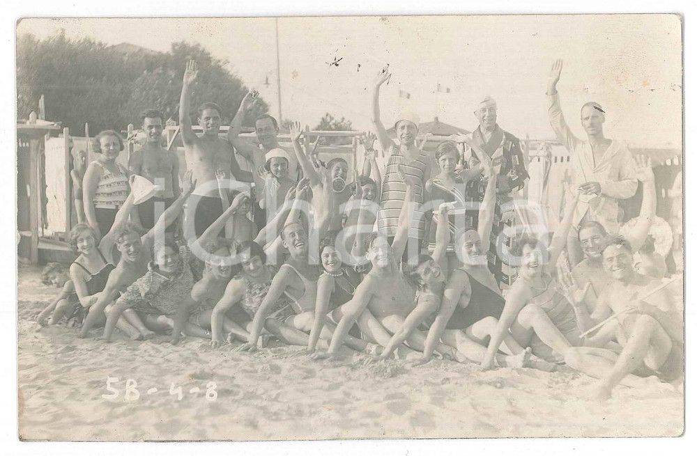 Agosto 1929 RICCIONE - Bagnanti in spiaggia - Foto cartolina Fotografia originale d'epoca, in formato cartolina postale.    FAIR/discreto lievi macchie Formato: 14x9 cm originale e autentica 1