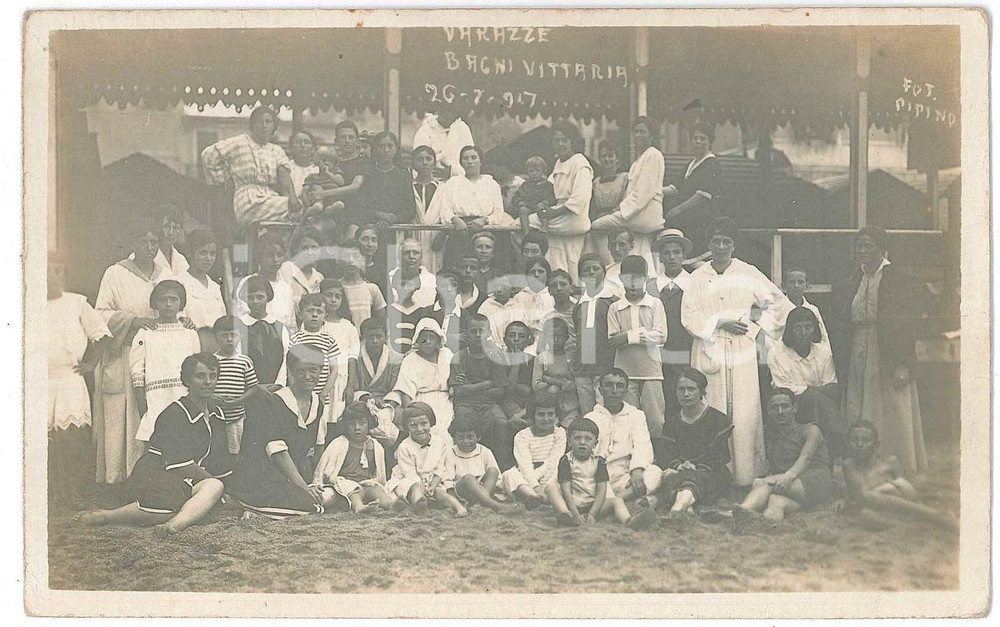 1917 COLONIE - VARAZZE - Bagni Vittoria- Bagnanti in spiaggia *Foto PIPINO Fotografia originale d'epoca, in formato cartolina postale.    GOOD/buono  Formato: 14x9 cm originale e autentica 1