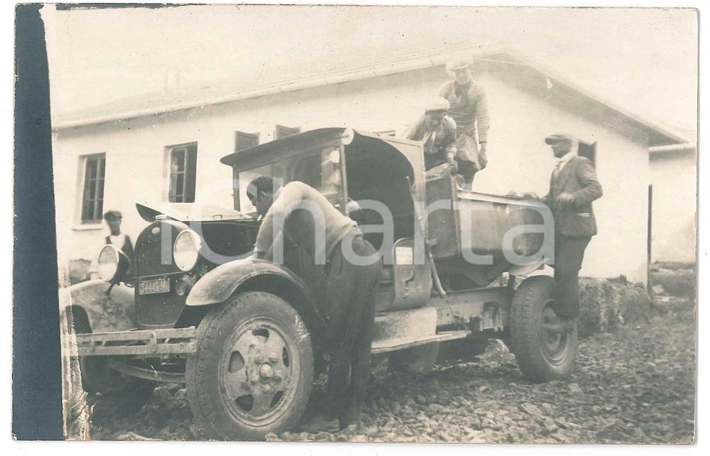 1930 ca ITALIA - LAVORO - Operai su auto con cassone - Foto 14x9 cm Fotografia originale d'epoca, in formato cartolina postale.    GOOD/buono  Formato: 14x9 cm originale e autentica 1