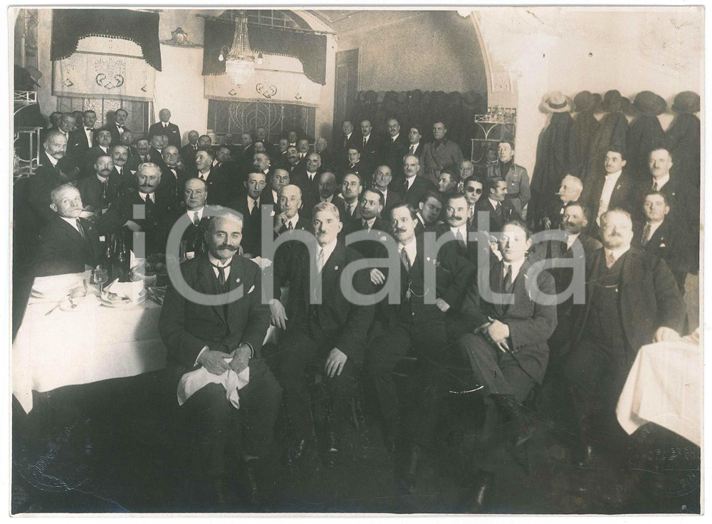 1926 TORINO Pranzo sociale in hotel - Fusione aziendale - Foto 24x18 cm Fotografia originale d'epoca, con didascalia al verso.FOTOGRAFO: Ottolenghi - Torino GOOD/buono lievi difetti di stampa Formato: 24x18 cm originale e autentica 1