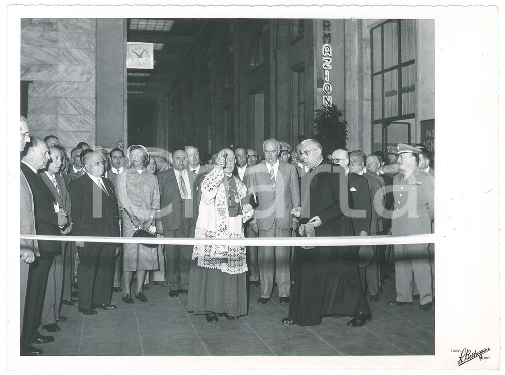 1955 TORINO Inaugurazione stazione PORTA NUOVA - Benedizione (1) Foto Fotografia originale d'epoca, con didascalia al verso.FOTOGRAFO: Bertazzini- Torino GOOD/buono  Formato: 24x18 cm originale e autentica 1