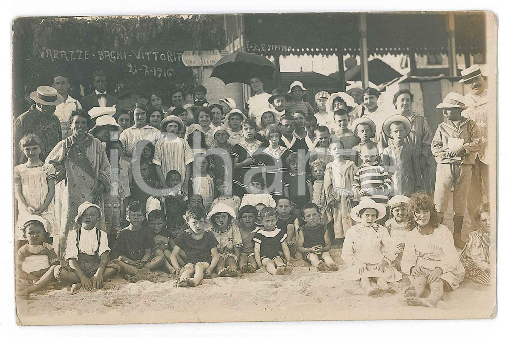 1916 COLONIE - VARAZZE - Bagni Vittoria- Bagnanti in spiaggia *Foto cartolina Fotografia originale d'epoca, in formato cartolina postale.    FAIR/discreto alone al lato destro Formato: 14x9 cm originale e autentica 1