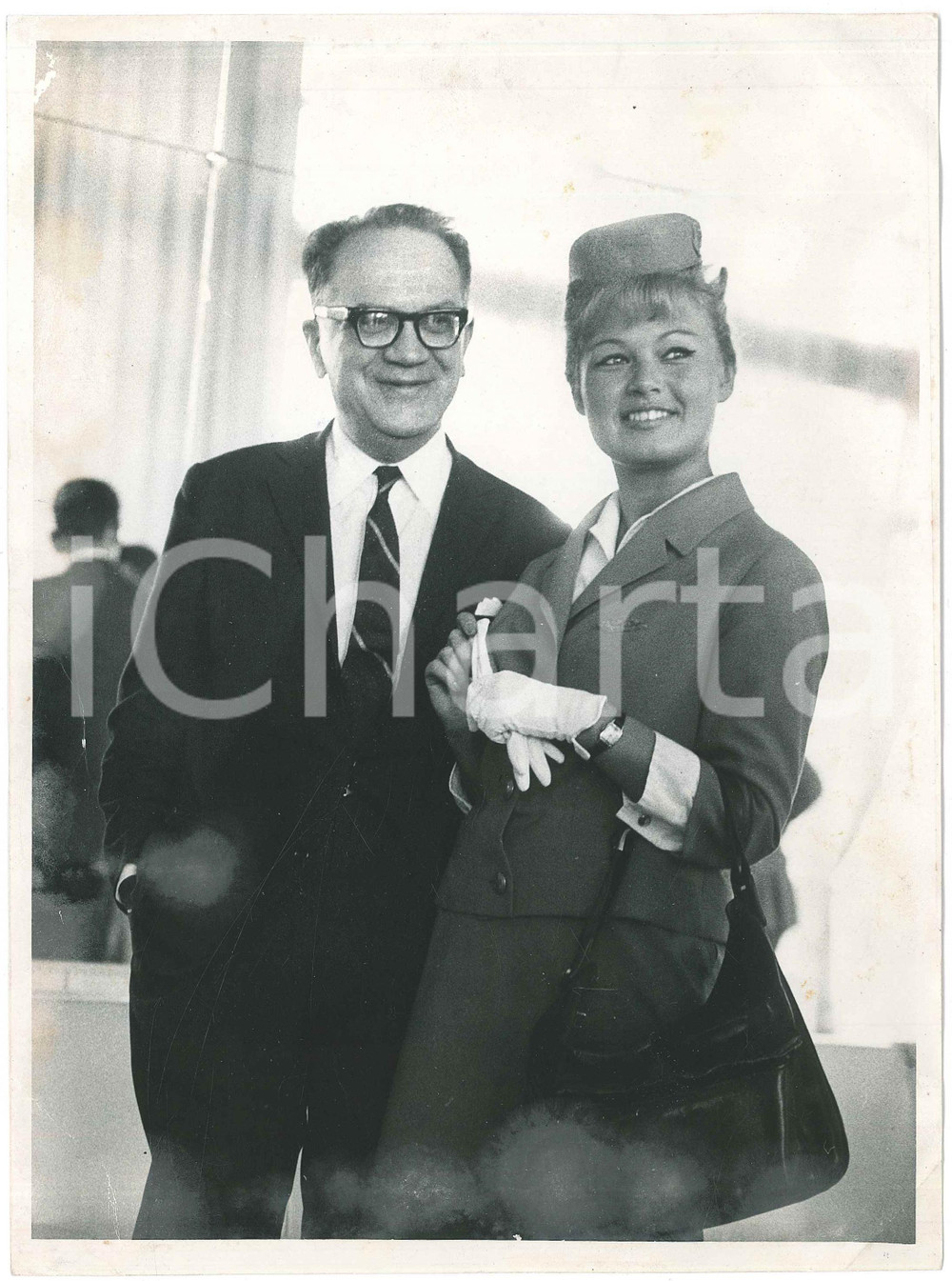 1965 ca ROMA Politico con hostess ALITALIA - Foto DANNEGGIATA 18x24 cm Fotografia originale d'epoca.  POOR/danneggiato piegature angolari e al lato destro; piccole macchie; vasta abrasione al verso Formato: 18x24 cm originale e autentica 1