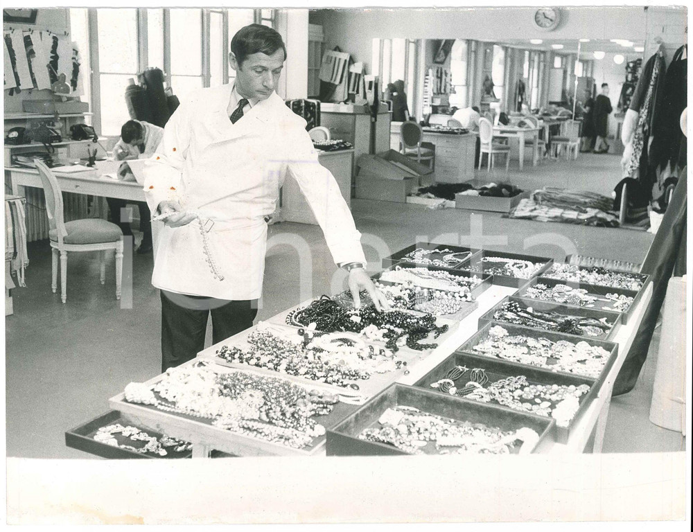 1970 ca PARIS MODA Laboratorio - Esposizione di collane - Foto DANNEGGIATA 24x18 Fotografia originale di agenzia.  VERY POOR/gravemente danneggiato sovraimpressione del timbro al recto; danni da umidità ai margini; piccole abrasioni al lato superiore Formato: 26x20 cm originale e autentica 1
