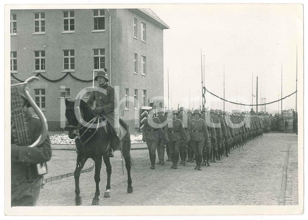 1936 KASSEL (GERMANY) New barracks - 13 Komp. Inf. Rgt. 15 marching *Photo Fotografia originale d'epoca, con didascalia e timbro al verso.FOTOGRAFO: Carl Eberth - Cassel  GOOD/buono lievi piegature Formato: 17x12 cm originale e autentica 1