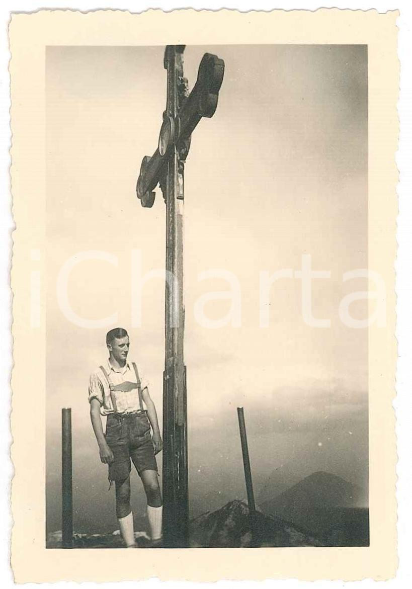 1940 ca GERMANY 13 Komp. Inf. Rgt. 15 - Officer cadet hiking - Photo 6x9 cm Fotografia originale d'epoca.   GOOD/buono ma residui cartacei al verso Formato: 6x9 cm originale e autentica 1