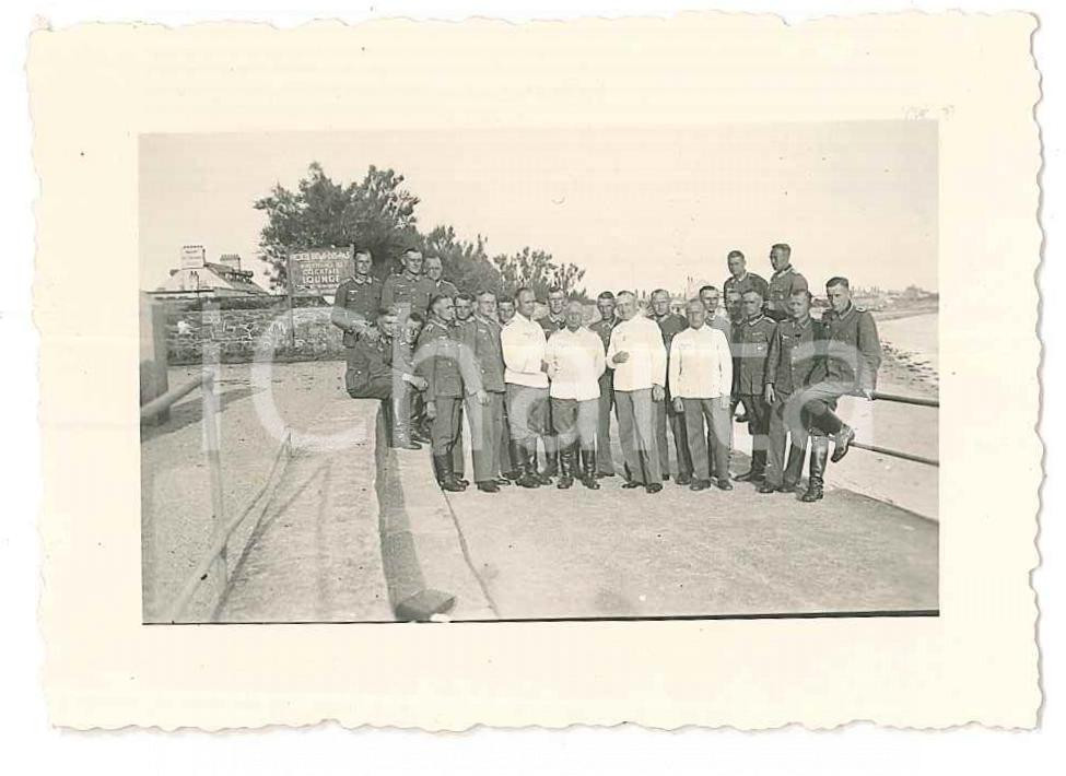 1936 JERSEY (UK) Hotel DEMI-DES-PAS 13 Komp. Inf. Rgt. 15 - Officers *Photo 8x5 Fotografia originale d'epoca, che mostra un gruppo di ufficiali della Wehrmacht in gita/trasferta. FOTOGRAFO: Kellermann - Buttstadt   FAIR/discreto residui cartacei al verso Formato: 8x5 cm originale e autentica 1